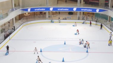 Doğu Rutherford, New Jersey - 15 Temmuz 2023: American Dreams alışveriş merkezindeki buz pateni pistinin üzerinden görüş. İnsanlar büyük buz çemberinde kayıyorlar.