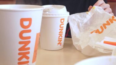 New York New York ABD 2024-08-31: Kahve Dunkin Donutları ve taze pişmiş çörekler içmek