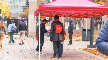 Montreal, Quebec Canada - 27 Ekim 2024: McGill Üniversitesi Açık Kapılar etkinliği güneşli sonbahar gününde bir çok öğrenciyle.