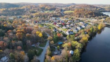 Sonbahar yaprakları boyunca Kanada 'nın banliyö bölgesindeki kentsel konutların hava manzarası. Renkli ağaç altın saatinde ayrılır..