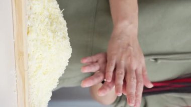 Izgara peynir aşçının elinden düşer. Pizza için rendelenmiş peynir.