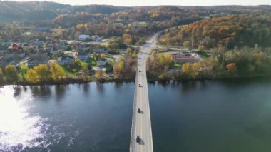 Sonbahar ormanlarındaki renkli sonbahar ağaçları ve yol insansız hava aracı yüksekliğinden alındı.