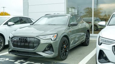 Ottawa On Canada - 10-28-2024: Audi e-tron Sportback 'i Deneyin Şık, Güçlü ve Çevre dostu Elektrikli SUV.
