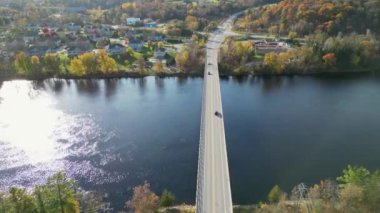 Sonbahar ormanlarındaki renkli sonbahar ağaçları ve yol insansız hava aracı yüksekliğinden alındı.