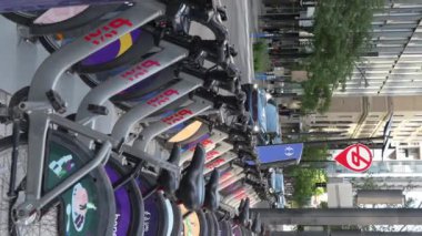 Montreal QC Canada - 28 Ekim 2024: Bixi şehir bisikletleri Montreal şehir merkezinde kiralık