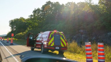 Mont-Tremblant QC Canada - 22.09.2024: Parlak Kırmızı İtfaiye Aracı Güvenlik Konileri ile Yol Kenarına Park Etti.