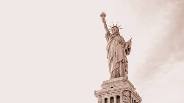 New York NY USA 2023-07-30: The Statue of Liberty, New York City üzerinde güneşli mavi gökyüzü. Yılın Rengi Mocha Mousse. Amerikan sembolü. Anma günü, Vatanseverlik Günü. Metin için boşluk