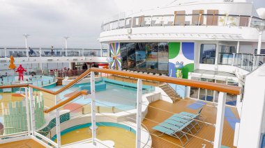 Heyecanlı ve Renkli Su Kaydırağı Heyecan Veren Okyanus Manzaralı Bir Gemi 'de. New York NY ABD - 09.02.2024.