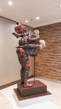 Buff Metalik İnsansı Heykel, Kırmızı Sayılar ve Sırtında Küre. New York NY ABD - 09.02.2024.