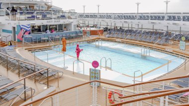 Meşgul Yaz Havuzu Bölgesi 'nde Cankurtaran Gözetliyor Yüzücüleri. New York NY ABD - 09.02.2024.