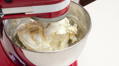 Pofuduk Krema ve Fırın Aletleri ile Dolu Gümüş kâse ile Kırmızı Stand-up Karıştırıcının Yakın Çekimi.