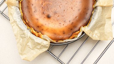 Lezzetli ev yapımı San Sebastien peynirli kek, karamel kabuklu ve kremalı..