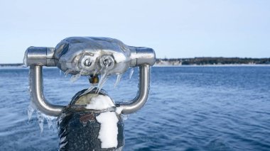 Buz Gölü 'ne bakan halka açık bir teleskoptan dondurulmuş görüntü.