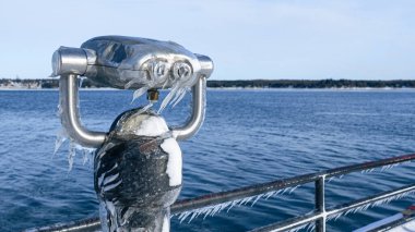 Buz Gölü 'ne bakan halka açık bir teleskoptan dondurulmuş görüntü.