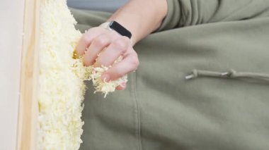 Izgara peynir aşçının elinden düşer. Pizza için rendelenmiş peynir.