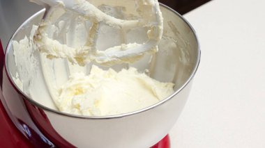 Canlı Kırmızı Duruş Karıştırıcı Paslanmaz Çelik Kase Karıştırıcı Sarı Vurucu.