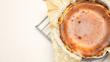 Lezzetli peynirli kek, karamel kabuklu ve kremalı fırında pişirme rafında mükemmel duruyor..