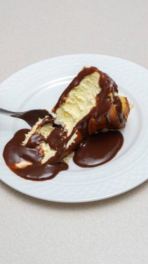 Tatlı Sevenler İçin Çikolatalı Çikolata Soslu Lezzetli ve Şımarık Cheesecake.