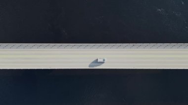 Nehrin ortasında hareket eden arabalarla yol köprüsünün yukarıdan görünüşü
