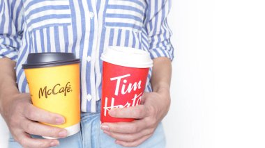 McDonalds 'ın İki Kâğıt Kahvesi ve Tim Hortans' ın Kapaklarıyla Yakın Çekim Görüntüsü: Ottawa On Canada - 2024-10-28