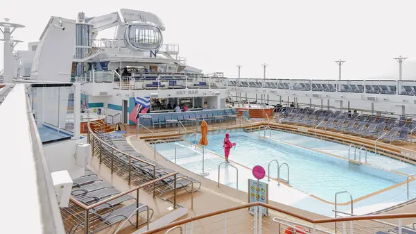 Heyecanlı ve Renkli Su Kaydırağı Heyecan Veren Okyanus Manzaralı Bir Gemi 'de. New York NY ABD - 09.02.2024.