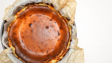 Lezzetli ev yapımı San Sebastien peynirli kek, karamel kabuklu ve kremalı..