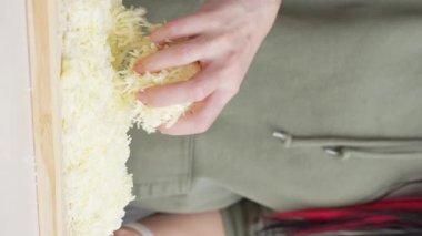 Izgara peynir aşçının elinden düşer. Pizza için rendelenmiş peynir.