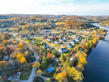 Büyüleyici evler, canlı ağaçlar ve içinden akan sakin bir nehirle dolu güzel küçük bir kasaba. Gökyüzü bembeyaz bulutlarla süslenmiş parlak bir mavi, ve güneş ışıl ışıl parlıyor..