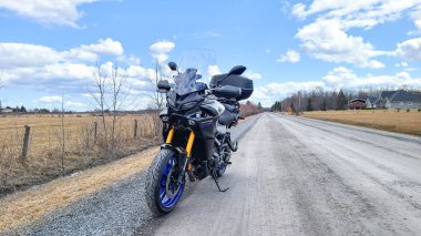 Ottawa, On Canada - 2024-07-20: Yamaha Tracer 900 GT Motosikleti Mavi Gök Altında Kırsal Yol Üzerine Park Edildi.