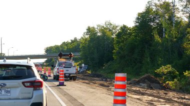 Mont-Tremblant QC Canada - 22.09.2024: İnşaat Güvenliği ve Trafik Yönetimi Gündüzleri Yoldaki Tek Dosya Trafik Konileri.