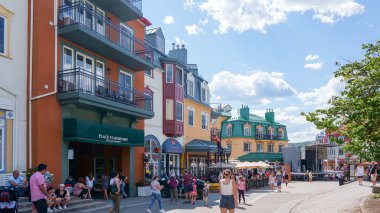 Mont-Tremblant QC Canada - 22.09.2024: Turistlerin, Yerel Dükkanların ve Keşfedilecek Restoranların Olduğu Canlı ve Canlı Bir Köy Sokak Sahnesi.