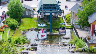 Mont-Tremblant QC Canada - 22.09.2024: Canlı Doğayla çevrili Parlak Bir Nehir Üzerinde Sahne Gezisi.