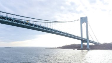 Throgs Neck Köprüsü İkonik Askı Yapısı Queens ve Bronx 'u New York' a bağlıyor. New York NY ABD - 09.02.2024.