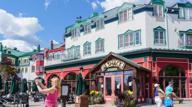 Mont-Tremblant QC Canada - 22.09.2024 Renkli Binalar ve Restoran Le Shack ile Canlı Ticari Sokak