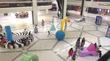 New York, New York USA - 08.31.2024: Renkli geometrik heykellerin yer aldığı canlı bir kapalı alan. Çeşitli yaş ve etnik köklerden insanlar sanatla ve birbirleriyle etkileşim halindeler. Atmosfer canlı ve eğlenceli..