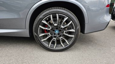 Ottawa, On Canada - 06.07.2023: Entrika Sözlü Tasarım ve Kırmızı Fren Çapulcuları ile BMW Otomobil Tekerleğine yakın çekim.