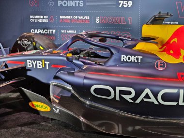 Toronto, On Canada - 02.23.2024: Sleek Formula 1 Yarış Otomobili Tasarımı Ayrıntıları ve Hızlı Heyecan İçin Aerodinamik Özellikler.