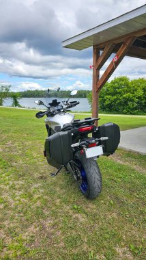 Sargent 's Purchase, NH USA - 08.22.2024: Gezici motosiklet Yamaha Tracer 9 GT Lakeside Gazebo yakınlarına park etti.