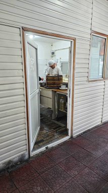 Bishkek, Kırgızistan - 10.05.2024: Aşçılık Sanatı Bir Aşçıyla Geleneksel Mutfak Sahnesine Bir Bakış.