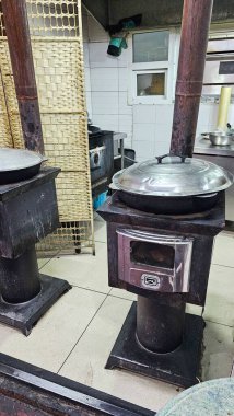 Bishkek, Kırgızistan - 10.05.2024: Restoranda Tencere ve Bacalı Geleneksel Asya Mutfağı Pilov Yemek Fırınları.