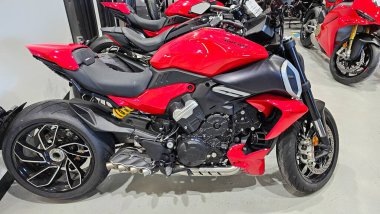 Ottawa, On Canada - 12.14.2024: Showroom, Modern Tasarım ve Güçlü Motor, Otomotiv Sanayii 'nde Gösterilen Şık Kırmızı Motosiklet.