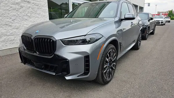 Ottawa, On Canada - 06.07.2023: Sleek Gray Sport Utility BMW X5 Açık Hava Aracı, Modern Otomotiv Tasarımı ve Tarzı.