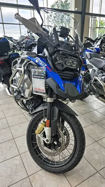 Ottawa, On Canada - 08.19.2024: Açık Yol, Touring Motorsikleti ve Keşif Aracı, 2024.