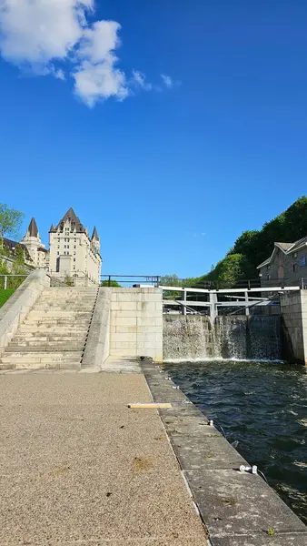 Ottawa, On Canada - 05.14.2025: Ontario 'nun güneşli bir gününde Kanada' nın Ottawa kentindeki Parlamento Binaları ve Kilitleri Manzarası.