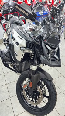 Ottawa, On Canada - 10.23.2024: Macera Motosikleti Önü Görünümü Stil Bisikleti Açık Yol, Açık Yolculuk İçin Hazır.