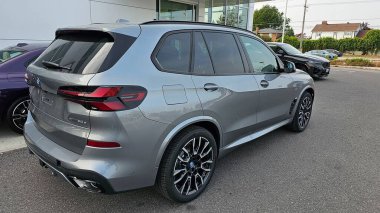 Ottawa, On Canada - 09.27.2023: Parlak Gümüş BMW X5 SUV Asphalt yüzeyine park edilmiş, Modern Tasarım ve Dış Özellikleri Gösterme.