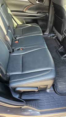 Modern aracın ikinci sıra koltuklarına, şık siyah deri koltuklara ve paspaslara sahip, konfor ve kaliteyi vurgulayan parlak bir manzara. İç tasarımı göstermek için ideal.