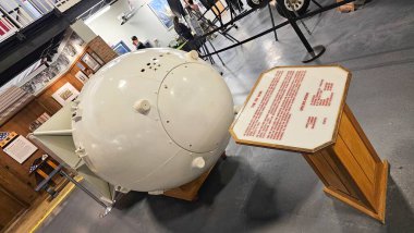 Eglin AFB, FL USA - 12.27.2024: Atomik Çağ Kalıntısı Müzesi İlk Nükleer Bomba Sahtesi Ekranı