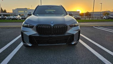 Ottawa, On Canada - 10.04.2023: Sleek Gray Crossover BMW X5 Aracı Sunset, Modern Tasarım ve Kentsel Çevre, Otomobil.