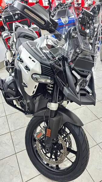 Ottawa, On Canada - 10.23.2024: Macera Motosikleti Önü Görünümü Stil Bisikleti Açık Yol, Açık Yolculuk İçin Hazır.